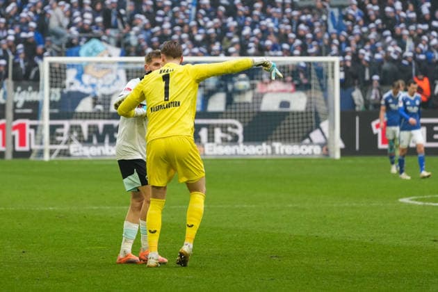 Deutschland: Fussball 2. Bundesliga, Saison 2025 26, 19. Spieltag - FC Schalke 04 vs 1. FC Kaiserslautern, 25.01.2026, Veltins Arena (Gelsenkirchen, Nordrhein-Westfalen) Julian Krahl (1. FC Kaiserslautern, 1) nach dem Treffer zum 2:0 von Ivan Prtajin (1. FC Kaiserslautern, 9)