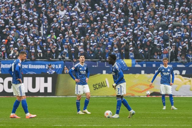 Deutschland: Fussball 2. Bundesliga, Saison 2025 26, 19. Spieltag - FC Schalke 04 vs 1. FC Kaiserslautern, 25.01.2026, Veltins Arena (Gelsenkirchen, Nordrhein-Westfalen) Schalke frustriert nach dem 0:2 Gegentreffer Edin DÅ¾eko, Edin Dzeko (FC Schalke 04, 10) Christian Gomis (FC Schalke 04, 7) Ron Schallenberg (FC Schalke 04, 6)