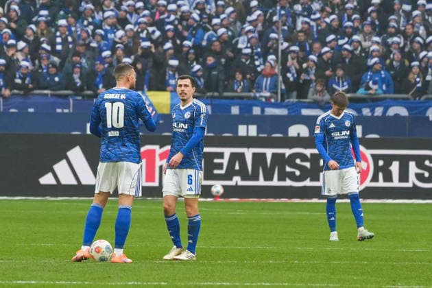 Deutschland: Fussball 2. Bundesliga, Saison 2025 26, 19. Spieltag - FC Schalke 04 vs 1. FC Kaiserslautern, 25.01.2026, Veltins Arena (Gelsenkirchen, Nordrhein-Westfalen) Schalke frustriert nach dem 0:2 Gegentreffer Edin DÅ¾eko, Edin Dzeko (FC Schalke 04, 10) Ron Schallenberg (FC Schalke 04, 6)