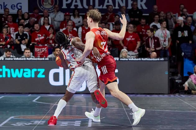 Deutsche Basketball Bundesliga (BBL), FC Bayern München Basketball vs Fitness First Würzburg Baskets, München FC Bayern Basketball, Würzburg Baskets Fitness First, Würzburg Baskets, 2026-01-25 in München (SAP Garden) CARR Marcus (Fitness First Würzburg Baskets Point Guard (PG) (Nr.5) (WUE5)), HOLLATZ Justus (FC Bayern Basketball PG (Nr21) FCBB21 ) sportworld München SAP Garden Bayern Deutschland