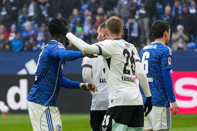 Deutschland: Fussball 2. Bundesliga, Saison 2025 26, 19. Spieltag - FC Schalke 04 vs 1. FC Kaiserslautern, 25.01.2026, Veltins Arena (Gelsenkirchen, Nordrhein-Westfalen) Christian Gomis (FC Schalke 04, 7) Paul Joly (1. FC Kaiserslautern, 26)