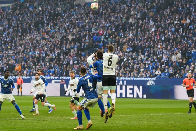 Deutschland: Fussball 2. Bundesliga, Saison 2025 26, 19. Spieltag - FC Schalke 04 vs 1. FC Kaiserslautern, 25.01.2026, Veltins Arena (Gelsenkirchen, Nordrhein-Westfalen) Fabian Kunze (1. FC Kaiserslautern, 6) Hasan Kurucay, Hasan Kurucay (FC Schalke 04, 4)