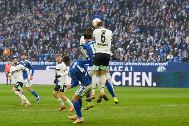 Deutschland: Fussball 2. Bundesliga, Saison 2025 26, 19. Spieltag - FC Schalke 04 vs 1. FC Kaiserslautern, 25.01.2026, Veltins Arena (Gelsenkirchen, Nordrhein-Westfalen) Fabian Kunze (1. FC Kaiserslautern, 6) Hasan Kurucay, Hasan Kurucay (FC Schalke 04, 4)