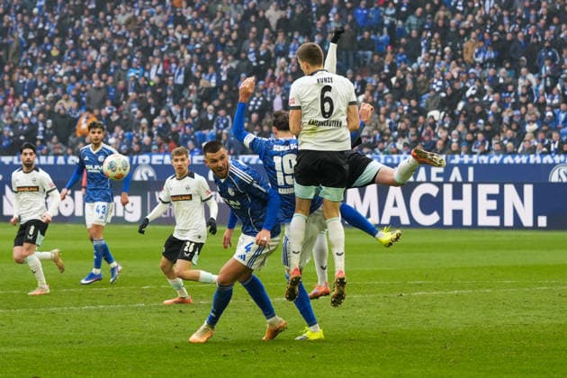 Deutschland: Fussball 2. Bundesliga, Saison 2025 26, 19. Spieltag - FC Schalke 04 vs 1. FC Kaiserslautern, 25.01.2026, Veltins Arena (Gelsenkirchen, Nordrhein-Westfalen) Fabian Kunze (1. FC Kaiserslautern, 6) Hasan Kurucay, Hasan Kurucay (FC Schalke 04, 4)