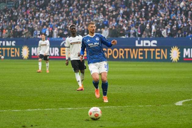 Deutschland: Fussball 2. Bundesliga, Saison 2025 26, 19. Spieltag - FC Schalke 04 vs 1. FC Kaiserslautern, 25.01.2026, Veltins Arena (Gelsenkirchen, Nordrhein-Westfalen) Edin DÅ¾eko, Edin Dzeko (FC Schalke 04, 10)