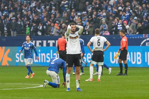 Deutschland: Fussball 2. Bundesliga, Saison 2025 26, 19. Spieltag - FC Schalke 04 vs 1. FC Kaiserslautern, 25.01.2026, Veltins Arena (Gelsenkirchen, Nordrhein-Westfalen) Atanas Chernev (1. FC Kaiserslautern, 16) frustiert, enttäuscht nach dem Abpfiff