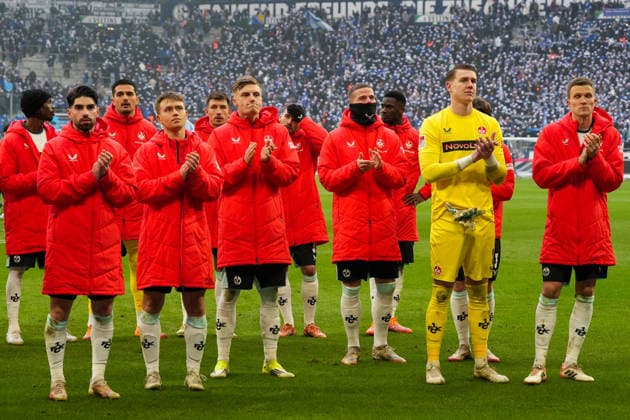 Deutschland: Fussball 2. Bundesliga, Saison 2025 26, 19. Spieltag - FC Schalke 04 vs 1. FC Kaiserslautern, 25.01.2026, Veltins Arena (Gelsenkirchen, Nordrhein-Westfalen) Kaiserslautern nach dem Spiel bei den Fans