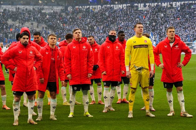Deutschland: Fussball 2. Bundesliga, Saison 2025 26, 19. Spieltag - FC Schalke 04 vs 1. FC Kaiserslautern, 25.01.2026, Veltins Arena (Gelsenkirchen, Nordrhein-Westfalen) Kaiserslautern nach dem Spiel bei den Fans