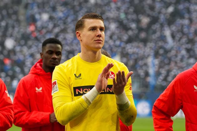 Deutschland: Fussball 2. Bundesliga, Saison 2025 26, 19. Spieltag - FC Schalke 04 vs 1. FC Kaiserslautern, 25.01.2026, Veltins Arena (Gelsenkirchen, Nordrhein-Westfalen) Julian Krahl (1. FC Kaiserslautern, 1) Applaus, nach dem Spiel bei den Fans