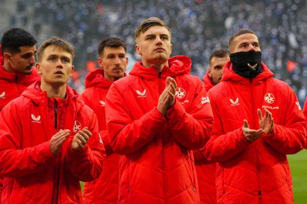 Deutschland: Fussball 2. Bundesliga, Saison 2025 26, 19. Spieltag - FC Schalke 04 vs 1. FC Kaiserslautern, 25.01.2026, Veltins Arena (Gelsenkirchen, Nordrhein-Westfalen) Kaiserslautern nach dem Spiel bei den Fans