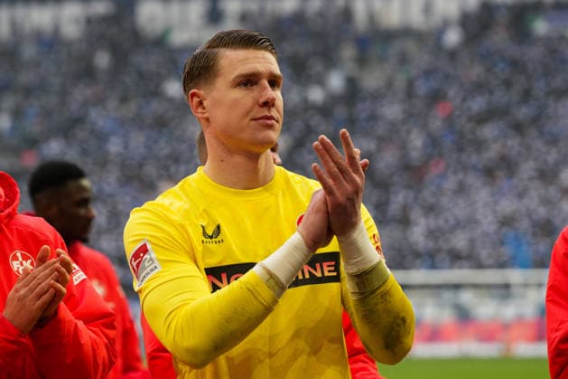 Deutschland: Fussball 2. Bundesliga, Saison 2025 26, 19. Spieltag - FC Schalke 04 vs 1. FC Kaiserslautern, 25.01.2026, Veltins Arena (Gelsenkirchen, Nordrhein-Westfalen) Julian Krahl (1. FC Kaiserslautern, 1) Applaus nach dem Spiel bei den Fans