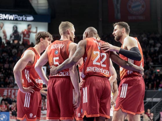 Deutschland: Basketball, Basketball-Bundesliga (BBL) 2025 26, 17. Spieltag - FC Bayern Basketball vs Fitness First Wuerzburg Baskets - BMW Park (Muenchen): Isiaha Mike (FC Bayern Muenchen, 22) Niels Giffey (FC Bayern Muenchen, 5) Copyright: xChristopherxRupprechtx