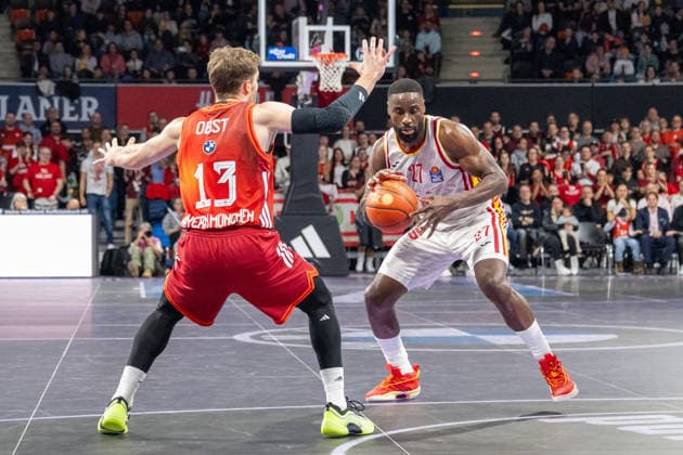 Andreas Obst 13 (FC Bayern Basketball) im Zweikampf mit Eddy Edigin 27 (Fitness First Wuerzburg Baskets), FC Bayern Basketball vs. Fitness First Wuerzburg Baskets, BBL, Hauptrunde, 25.01.2026 Muenchen Bayern Deutschland