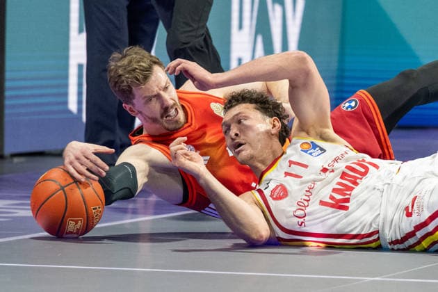 Andreas Obst 13 (FC Bayern Basketball) hechtet dem Ball bach, mit Brae Ivey 11 (Fitness First Wuerzburg Baskets), FC Bayern Basketball vs. Fitness First Wuerzburg Baskets, BBL, Hauptrunde, 25.01.2026 Muenchen Bayern Deutschland