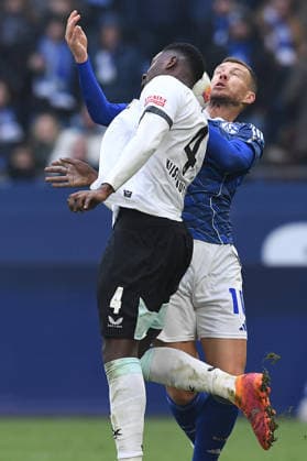 Fußball 2. Bundesliga 19. Spieltag FC Schalke 04 - 1. FC Kaiserslautern am 25.01.2026 in der Veltins Arena in Gelsenkirchen Maxwell Gyamfi ( Kaiserslautern ), vorne - Edin Dzeko ( Schalke ), hinten DFL regulations prohibit any use of photographs as image sequences and or quasi-video.