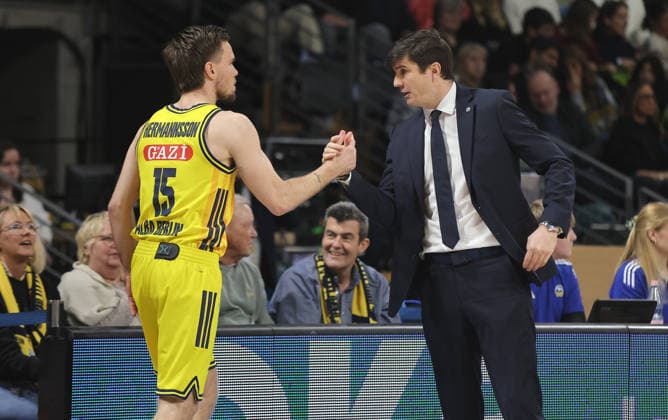 Martin Hermannsson klatscht ab mit Trainer Pedro Calles Basketball BBL Bundesliga Herren 17. Spieltag Saison 2025 2026 25.01.2026 ALBA Berlin vs BMA365 Bamberg Baskets