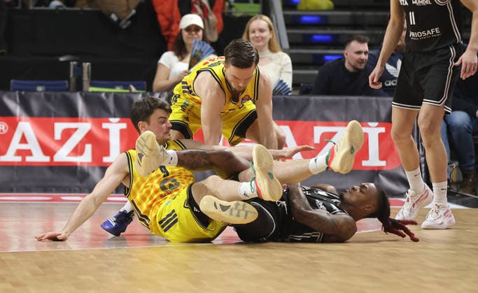 Jonas Mattisseck, Cobe Williams, Martin Hermannsson Zweikampf Spielszene Aktion Basketball BBL Bundesliga Herren 17. Spieltag Saison 2025 2026 25.01.2026 ALBA Berlin vs BMA365 Bamberg Baskets