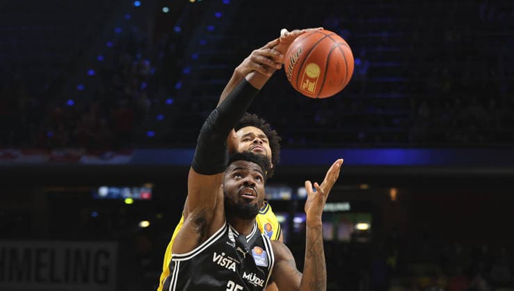 Ejiofor Onu, Norris Agbakoko Zweikampf Spielszene Aktion Basketball BBL Bundesliga Herren 17. Spieltag Saison 2025 2026 25.01.2026 ALBA Berlin vs BMA365 Bamberg Baskets
