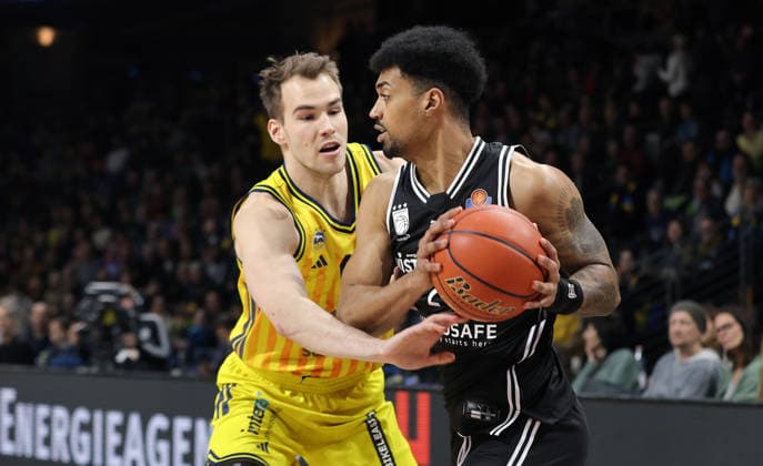 Malte Delow, Ibrahim Watson am Ball Zweikampf Spielszene Aktion Basketball BBL Bundesliga Herren 17. Spieltag Saison 2025 2026 25.01.2026 ALBA Berlin vs BMA365 Bamberg Baskets