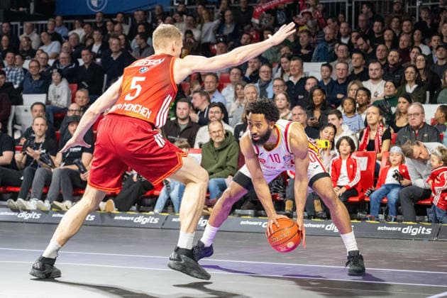 Davion Mintz 10 (Fitness First Wuerzburg Baskets) im Zweikampf mit Niels Giffey 5 (FC Bayern Basketball), FC Bayern Basketball vs. Fitness First Wuerzburg Baskets, BBL, Hauptrunde, 25.01.2026 Muenchen Bayern Deutschland