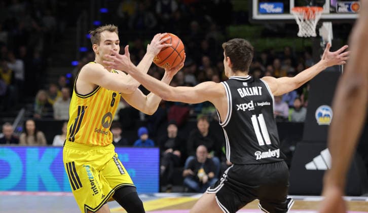 Malte Delow am Ball, Richard Balint Zweikampf Spielszene Aktion Basketball BBL Bundesliga Herren 17. Spieltag Saison 2025 2026 25.01.2026 ALBA Berlin vs BMA365 Bamberg Baskets