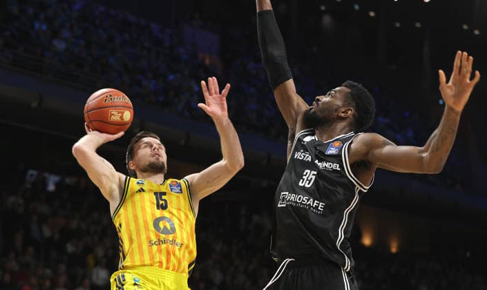 Martin Hermannsson am Ball, Ejiofor Onu Zweikampf Spielszene Aktion Basketball BBL Bundesliga Herren 17. Spieltag Saison 2025 2026 25.01.2026 ALBA Berlin vs BMA365 Bamberg Baskets