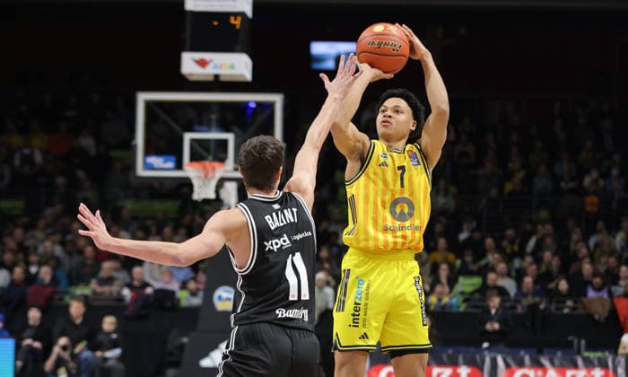 Richard Balint, Jack Kayil am Ball Zweikampf Spielszene Aktion Basketball BBL Bundesliga Herren 17. Spieltag Saison 2025 2026 25.01.2026 ALBA Berlin vs BMA365 Bamberg Baskets
