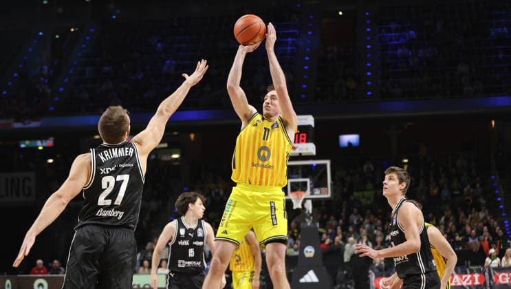 Moritz Krimmer, Moses Wood am Ball Zweikampf Spielszene Aktion Basketball BBL Bundesliga Herren 17. Spieltag Saison 2025 2026 25.01.2026 ALBA Berlin vs BMA365 Bamberg Baskets