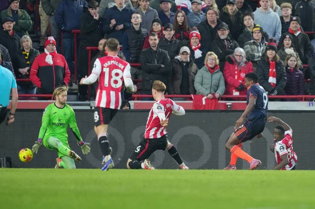 Brentford v Nottingham Forest, Premier League, Football, Gtech Community Stadium, Brentford, London, UK - 25 Jan 2026 GOAL - Taiwo Awoniyi of Nottingham Forest scores the second goal. London Gtech Community Stadium Brentford UK, UK NEWSPAPERS OUT Copyright: xSeanxRyanx