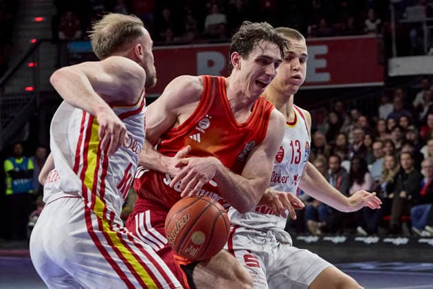 Deutsche Basketball Bundesliga (BBL), FC Bayern München Basketball vs Fitness First Würzburg Baskets, München FC Bayern Basketball, Würzburg Baskets Fitness First, Würzburg Baskets, 2026-01-25 in München (SAP Garden) JESSUP Justinian (FC Bayern Basketball SG (Nr10) FCBB10 ), HERZOG Lukas (Fitness First Würzburg Baskets Shooting Guard (SG) (Nr.1) (WUE1)), PETRIC Marko (Fitness First Würzburg Baskets Small Forward (SF) (Nr.13) (WUE13)) sportworld München SAP Garden Bayern Deutschland