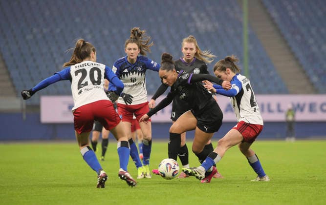 Foto : Vanessa Fürst (Essen) gegen Emilia HIRCHE (HSV) und Pauline MACHTENS (HSV) Fussball Pixel Bundesliga der Frauen am So. 25.01.2026 15. Spieltag Hamburger SV - SGS Essen