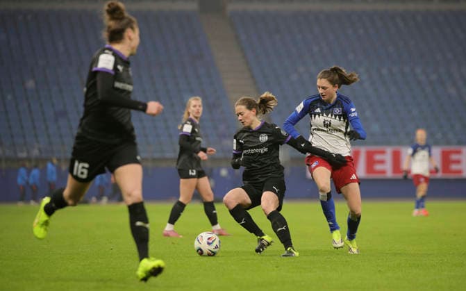 Foto : Lena Ostermeier ( Essen ) gegen Lotta WREDE (HSV , rechts) ) Fussball Pixel Bundesliga der Frauen am So. 25.01.2026 15. Spieltag Hamburger SV - SGS Essen