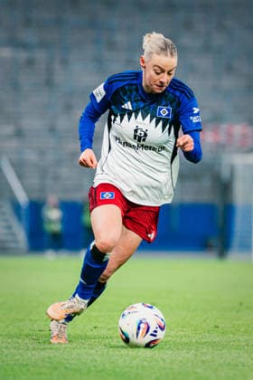 Google Pixel Frauen-Bundesliga: Hamburger SV vs. SGS Essen, 25.01.2026 Pauline Machtens (Hamburger SV, 28) am Ball; Fußball, Google Pixel Frauen-Bundesliga, 15. Spieltag: Hamburger SV vs. SGS Essen am 25.01.2026 im Volksparkstadion, Hamburg DFB REGULATIONS PROHIBIT ANY USE OF PHOTOGRAPHS AS IMAGE SEQUENCES AND OR QUASI-VIDEO. Copyright: xBEAUTIFULxSPORTS Tonhäuserx