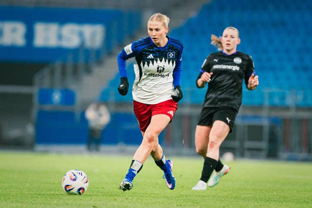 Google Pixel Frauen-Bundesliga: Hamburger SV vs. SGS Essen, 25.01.2026 Paulina Bartz (Hamburger SV, 37) am Ball; Fußball, Google Pixel Frauen-Bundesliga, 15. Spieltag: Hamburger SV vs. SGS Essen am 25.01.2026 im Volksparkstadion, Hamburg DFB REGULATIONS PROHIBIT ANY USE OF PHOTOGRAPHS AS IMAGE SEQUENCES AND OR QUASI-VIDEO. Copyright: xBEAUTIFULxSPORTS Tonhäuserx