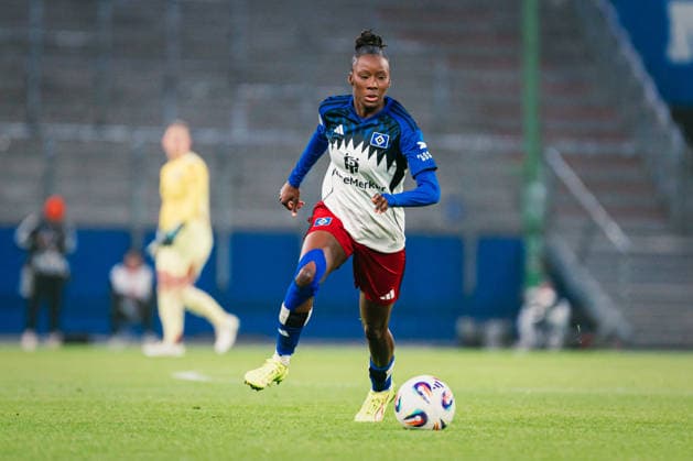 Google Pixel Frauen-Bundesliga: Hamburger SV vs. SGS Essen, 25.01.2026 Magou Doucouré (Hamburger SV, 2) am Ball; Fußball, Google Pixel Frauen-Bundesliga, 15. Spieltag: Hamburger SV vs. SGS Essen am 25.01.2026 im Volksparkstadion, Hamburg DFB REGULATIONS PROHIBIT ANY USE OF PHOTOGRAPHS AS IMAGE SEQUENCES AND OR QUASI-VIDEO. Copyright: xBEAUTIFULxSPORTS Tonhäuserx