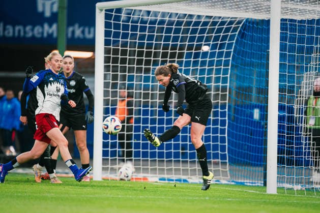 Google Pixel Frauen-Bundesliga: Hamburger SV vs. SGS Essen, 25.01.2026 Paulina Platner (SGS Essen, 25); Fußball, Google Pixel Frauen-Bundesliga, 15. Spieltag: Hamburger SV vs. SGS Essen am 25.01.2026 im Volksparkstadion, Hamburg DFB REGULATIONS PROHIBIT ANY USE OF PHOTOGRAPHS AS IMAGE SEQUENCES AND OR QUASI-VIDEO. Copyright: xBEAUTIFULxSPORTS Tonhäuserx