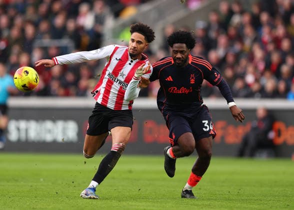 25th January 2026; Gtech Community Stadium, Brentford, London, England; Premier League Football, Brentford versus Nottingham Forest; Kevin Schade of Brentford under pressure from Ola Aina of Nottingham Forest  JohnxPatrickxFletcher