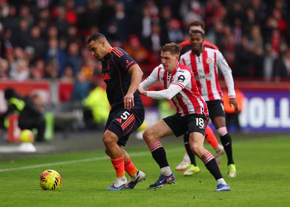 25th January 2026; Gtech Community Stadium, Brentford, London, England; Premier League Football, Brentford versus Nottingham Forest; Murillo of Nottingham Forest under pressure from Yehor Yarmoliuk of Brentford  JohnxPatrickxFletcher