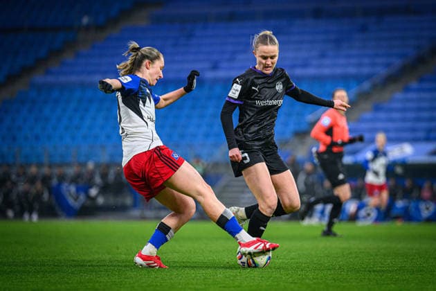 Fußball I Frauen I Saison 2025-2026 I Bundesliga I 15. Spieltag I Hamburger SV - SGS Essen I 25.01.2026 Maria Mikolajova (27, Hamburger SV), Paula Flach (5, SGS Essen) Hamburg Volksparkstadion Hamburg Deutschland Copyright: xLobecax xHenningxRohlfsx