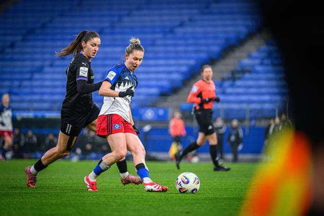 Fußball I Frauen I Saison 2025-2026 I Bundesliga I 15. Spieltag I Hamburger SV - SGS Essen I 25.01.2026 Laureta Elmazi (11, SGS Essen), Maria Mikolajova (27, Hamburger SV) Hamburg Volksparkstadion Hamburg Deutschland Copyright: xLobecax xHenningxRohlfsx
