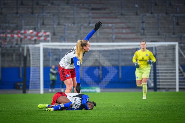 Fußball I Frauen I Saison 2025-2026 I Bundesliga I 15. Spieltag I Hamburger SV - SGS Essen I 25.01.2026 Magou DoucourÃ (2, Hamburger SV), Svea Stoldt (8, Hamburger SV) Hamburg Volksparkstadion Hamburg Deutschland Copyright: xLobecax xHenningxRohlfsx