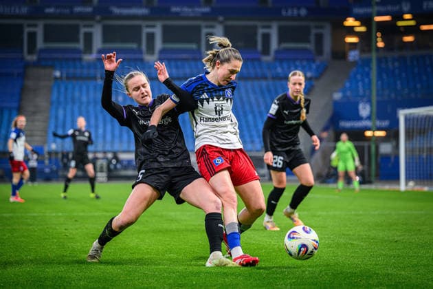 Fußball I Frauen I Saison 2025-2026 I Bundesliga I 15. Spieltag I Hamburger SV - SGS Essen I 25.01.2026 Paula Flach (5, SGS Essen), Maria Mikolajova (27, Hamburger SV) Hamburg Volksparkstadion Hamburg Deutschland Copyright: xLobecax xHenningxRohlfsx