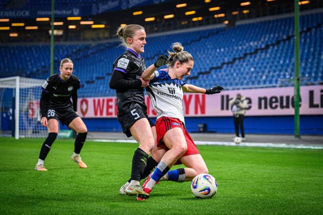 Fußball I Frauen I Saison 2025-2026 I Bundesliga I 15. Spieltag I Hamburger SV - SGS Essen I 25.01.2026 Paula Flach (5, SGS Essen), Maria Mikolajova (27, Hamburger SV) Hamburg Volksparkstadion Hamburg Deutschland Copyright: xLobecax xHenningxRohlfsx