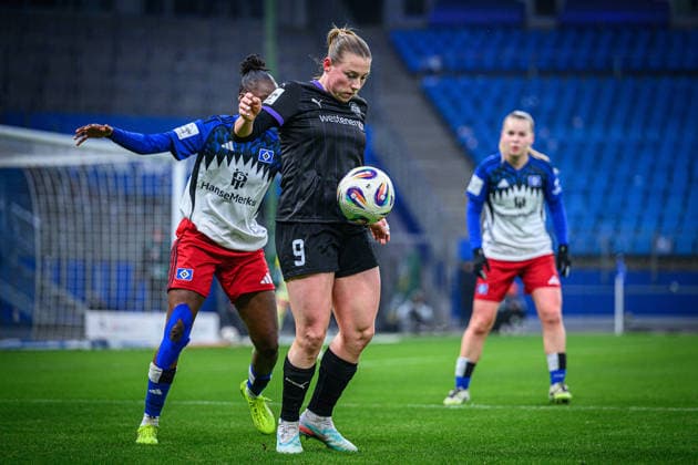 Fußball I Frauen I Saison 2025-2026 I Bundesliga I 15. Spieltag I Hamburger SV - SGS Essen I 25.01.2026 Magou DoucourÃ (2, Hamburger SV), Ramona Maier (9, SGS Essen) Hamburg Volksparkstadion Hamburg Deutschland Copyright: xLobecax xHenningxRohlfsx