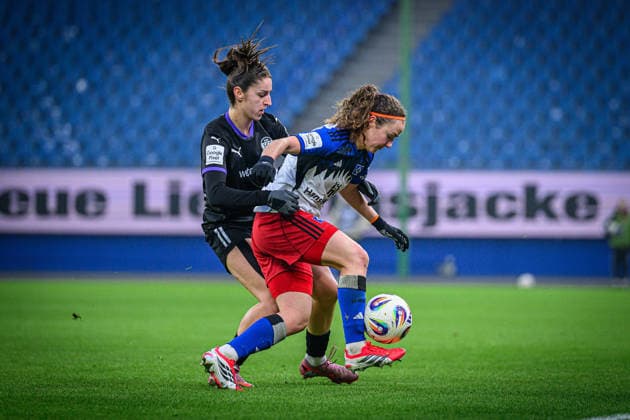 Fußball I Frauen I Saison 2025-2026 I Bundesliga I 15. Spieltag I Hamburger SV - SGS Essen I 25.01.2026 Laureta Elmazi (11, SGS Essen), Melanie Brunnthaler (11, Hamburger SV) Hamburg Volksparkstadion Hamburg Deutschland Copyright: xLobecax xHenningxRohlfsx