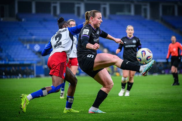 Fußball I Frauen I Saison 2025-2026 I Bundesliga I 15. Spieltag I Hamburger SV - SGS Essen I 25.01.2026 Magou DoucourÃ (2, Hamburger SV), Ramona Maier (9, SGS Essen) Hamburg Volksparkstadion Hamburg Deutschland Copyright: xLobecax xHenningxRohlfsx