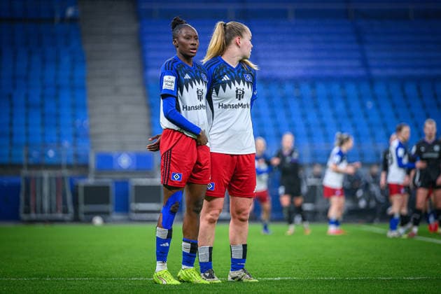 Fußball I Frauen I Saison 2025-2026 I Bundesliga I 15. Spieltag I Hamburger SV - SGS Essen I 25.01.2026 Magou DoucourÃ (2, Hamburger SV), Svea Stoldt (8, Hamburger SV) Hamburg Volksparkstadion Hamburg Deutschland Copyright: xLobecax xHenningxRohlfsx