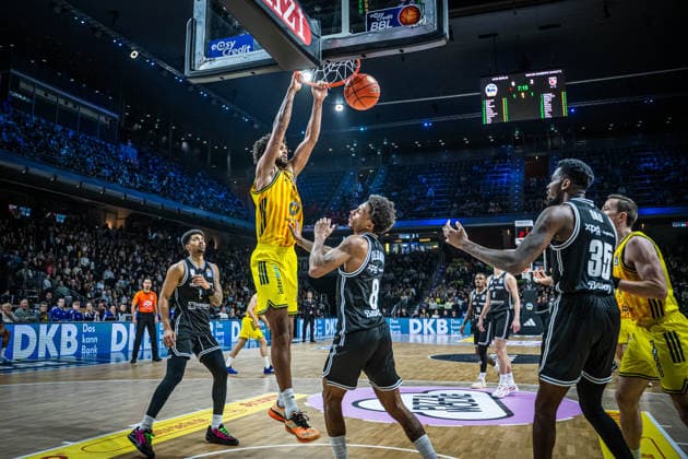 Basketball Berlin 25.01.2026 Saison 2025 2026 EasyCredit BBL 1. Bundesliga Männer, Herren Alba Berlin - BMA365 Bamberg Baskets Norris Agbakoko (Alba Berlin, No.17) Demarcus Demonia (Bamberg, No.08)