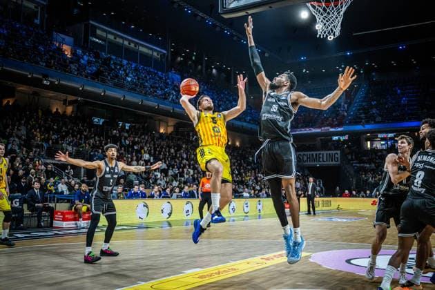 Basketball Berlin 25.01.2026 Saison 2025 2026 EasyCredit BBL 1. Bundesliga Männer, Herren Alba Berlin - BMA365 Bamberg Baskets Martin Hermannsson (Alba Berlin, No.15) Ejiofor Onu (Bamberg, No.35)