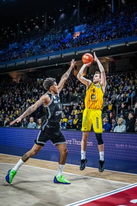Basketball Berlin 25.01.2026 Saison 2025 2026 EasyCredit BBL 1. Bundesliga Männer, Herren Alba Berlin - BMA365 Bamberg Baskets Malte Delow (Alba Berlin, No.06) Demarcus Demonia (Bamberg, No.08)